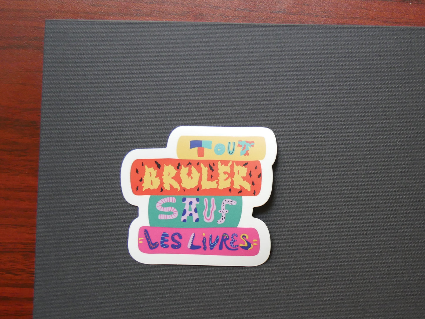 Précommande - Sticker "Tout brûler sauf les livres"