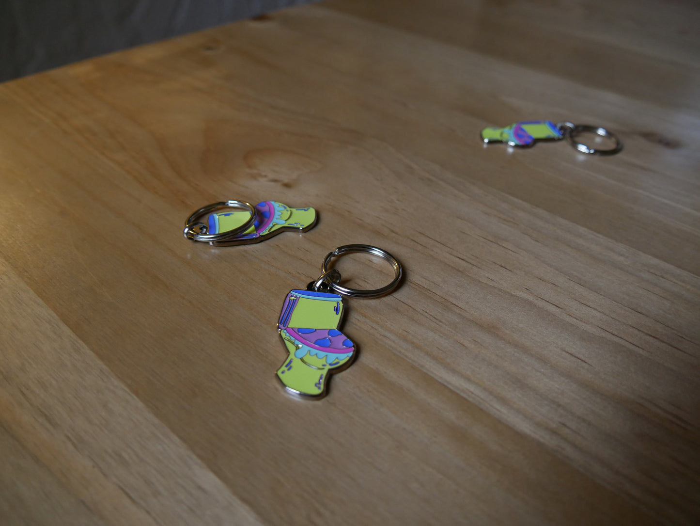 Porté-clés toilettes "Les larmes des ouin-ouins" en émail avec attache métal