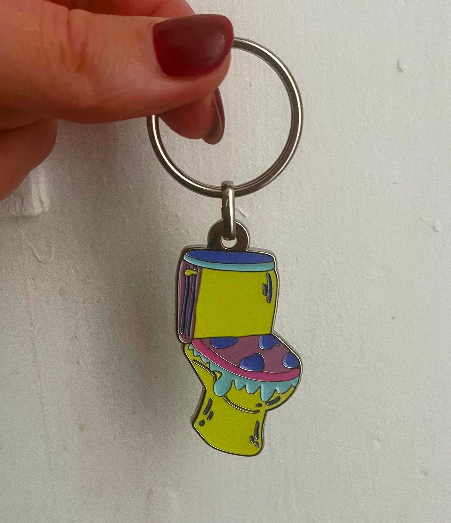 Porté-clés toilettes "Les larmes des ouin-ouins" en émail avec attache métal