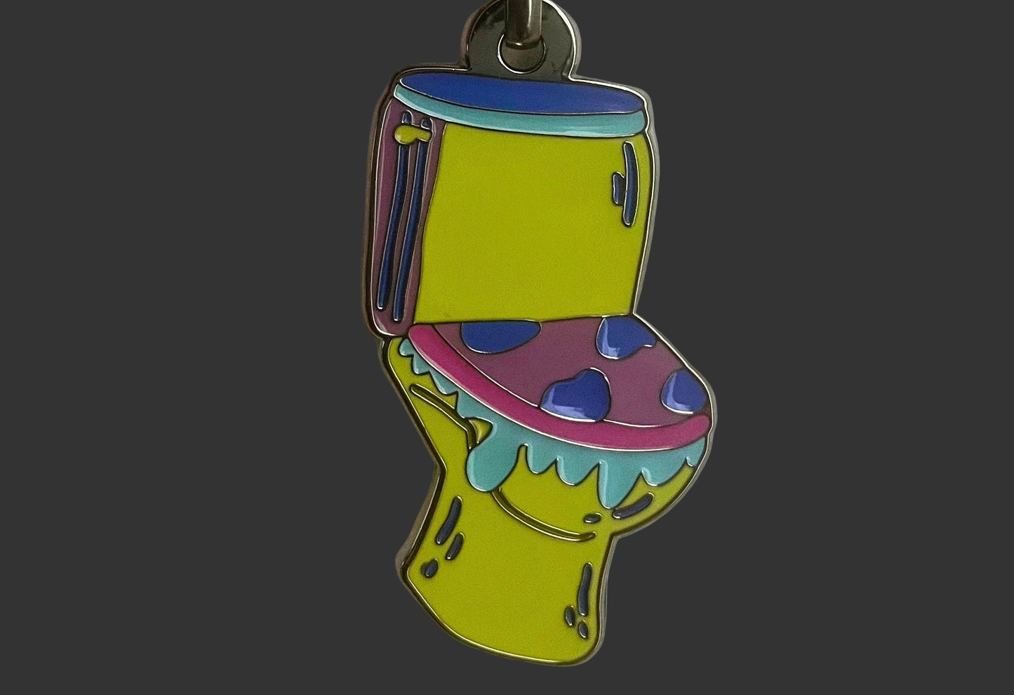 Porté-clés toilettes "Les larmes des ouin-ouins" en émail avec attache métal