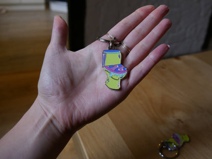 Porté-clés toilettes "Les larmes des ouin-ouins" en émail avec attache métal