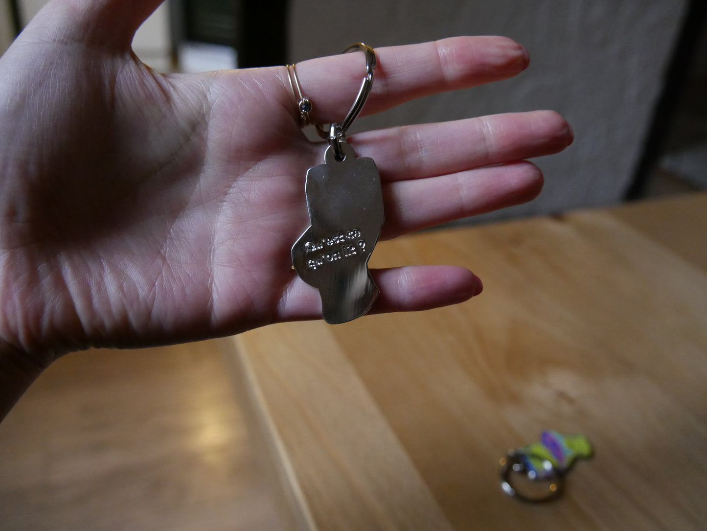 Porté-clés toilettes "Les larmes des ouin-ouins" en émail avec attache métal