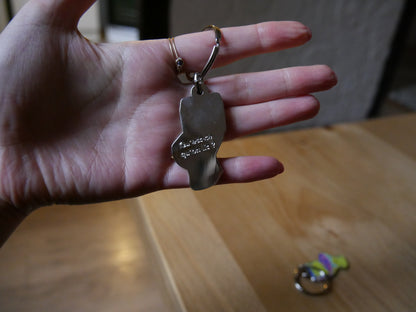 Porté-clés toilettes "Les larmes des ouin-ouins" en émail avec attache métal