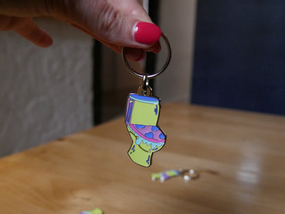 Porté-clés toilettes "Les larmes des ouin-ouins" en émail avec attache métal